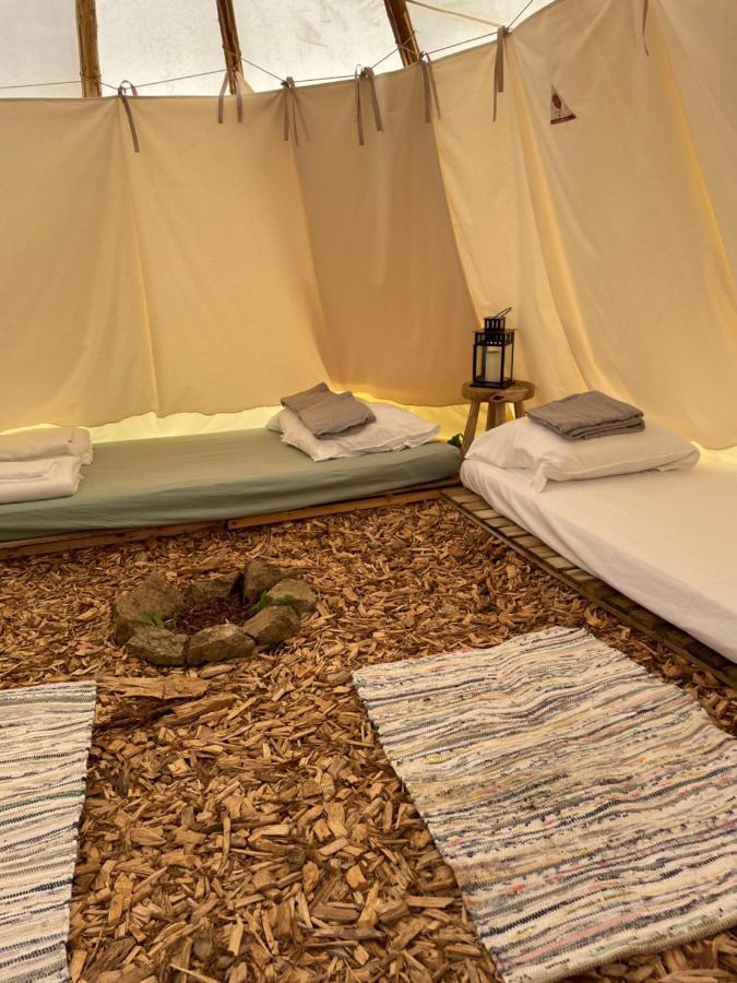 Terra-Tipike, Tipi A La Ferme Entre Terre Et Mer Trebry Bagian luar foto