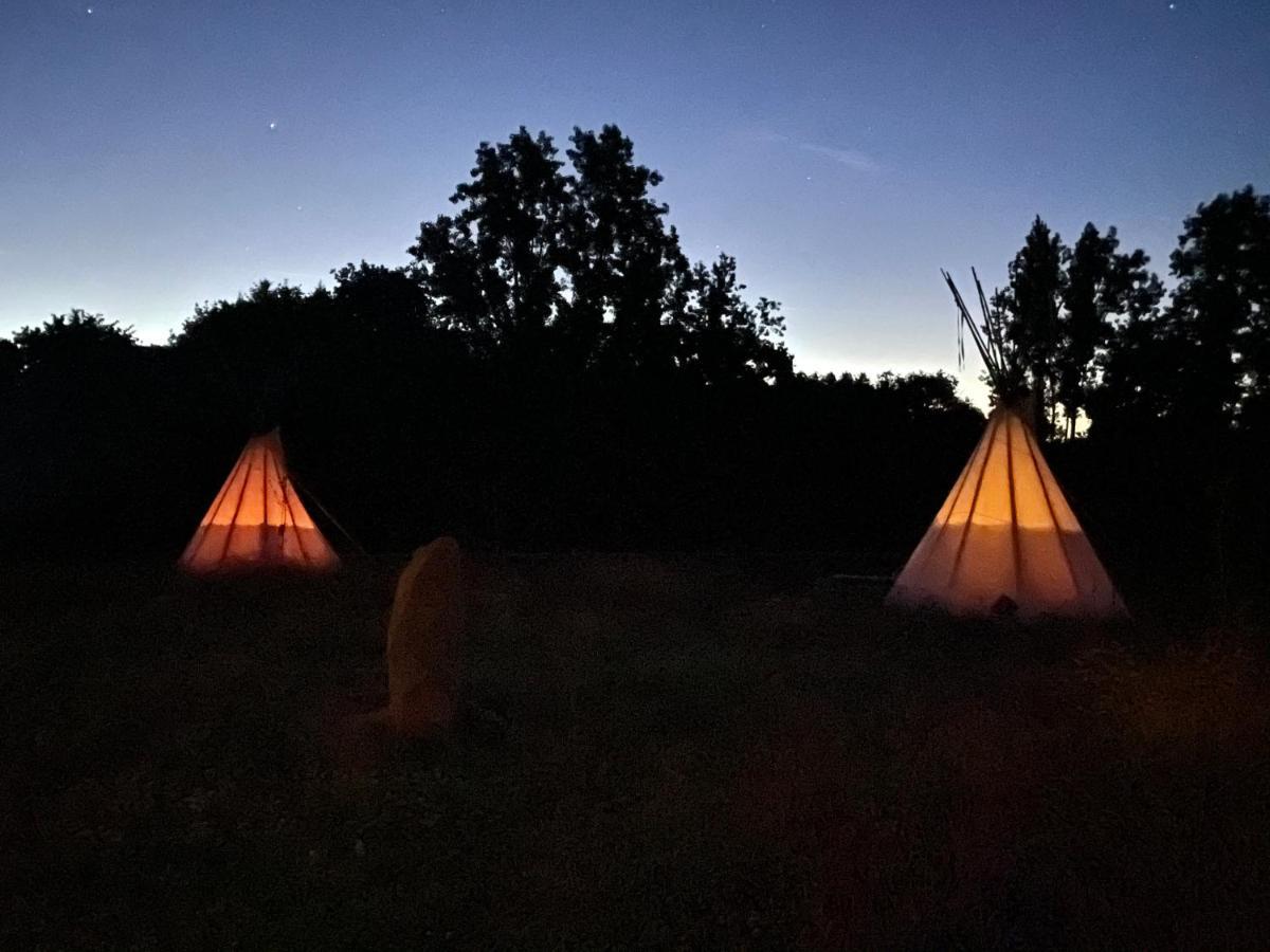 Terra-Tipike, Tipi A La Ferme Entre Terre Et Mer Trebry Bagian luar foto